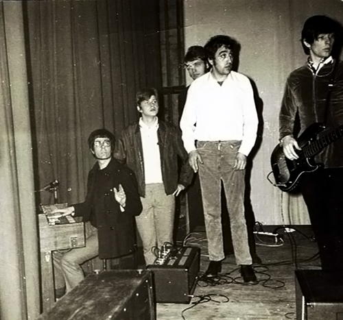 Manfred Mann, May 1967, with pre-production Vox Supreme